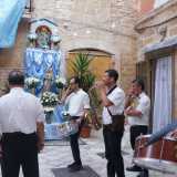 Finita la cerimonia le campane ricominciano a tintinnare e i musicisti a suonare. La banda a quel punto per� si muove e, seguita da decine e decine di persone, parte per un lungo giro attraverso le strade del centro storico, terminando la sua �corsa�  in strada Verrone